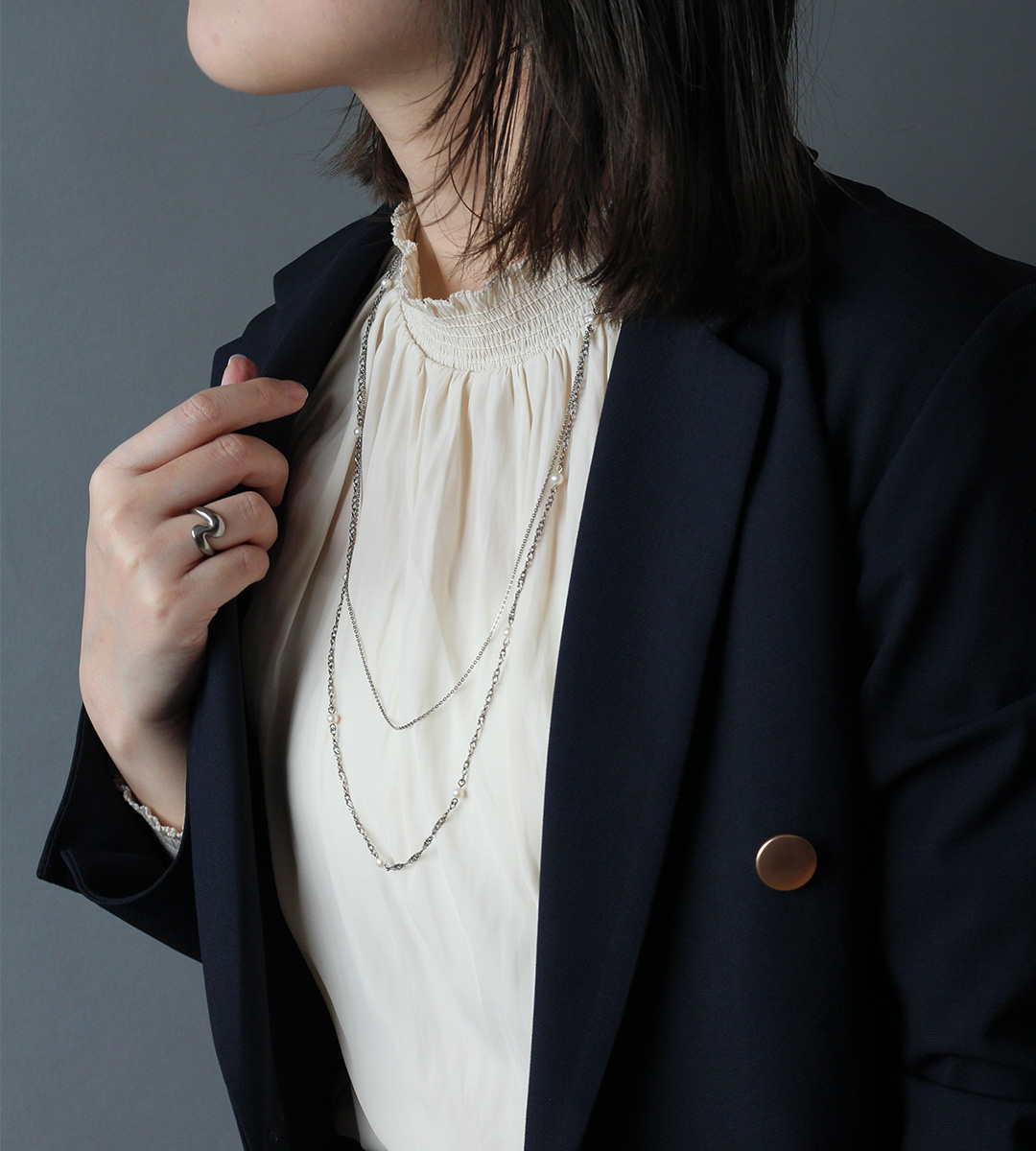 ステーションパールネックレス モデル着用イメージ（別アングル）