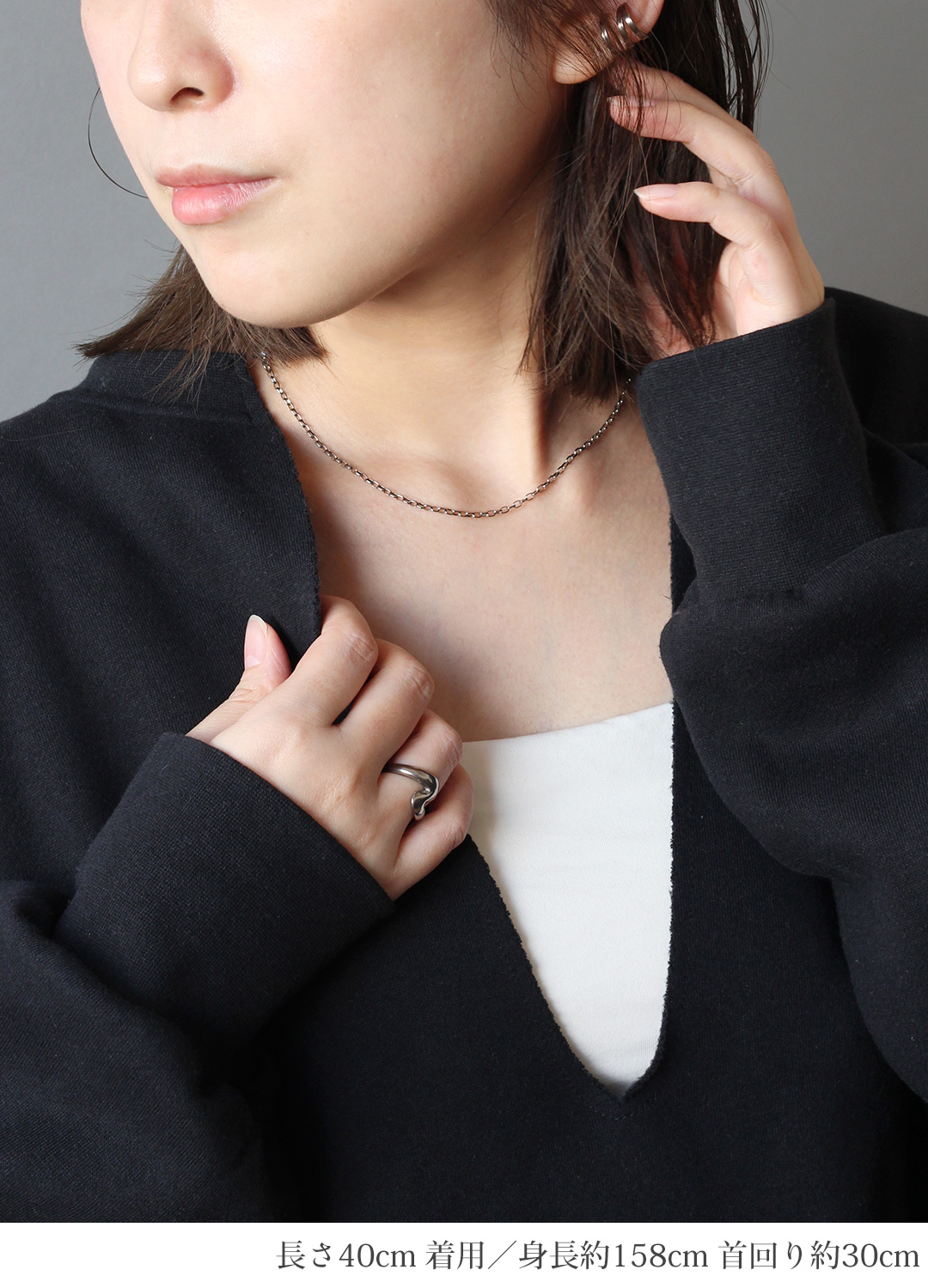 純チタン製オーバルチェーン（40cm） モデル着用イメージ（別アングル）