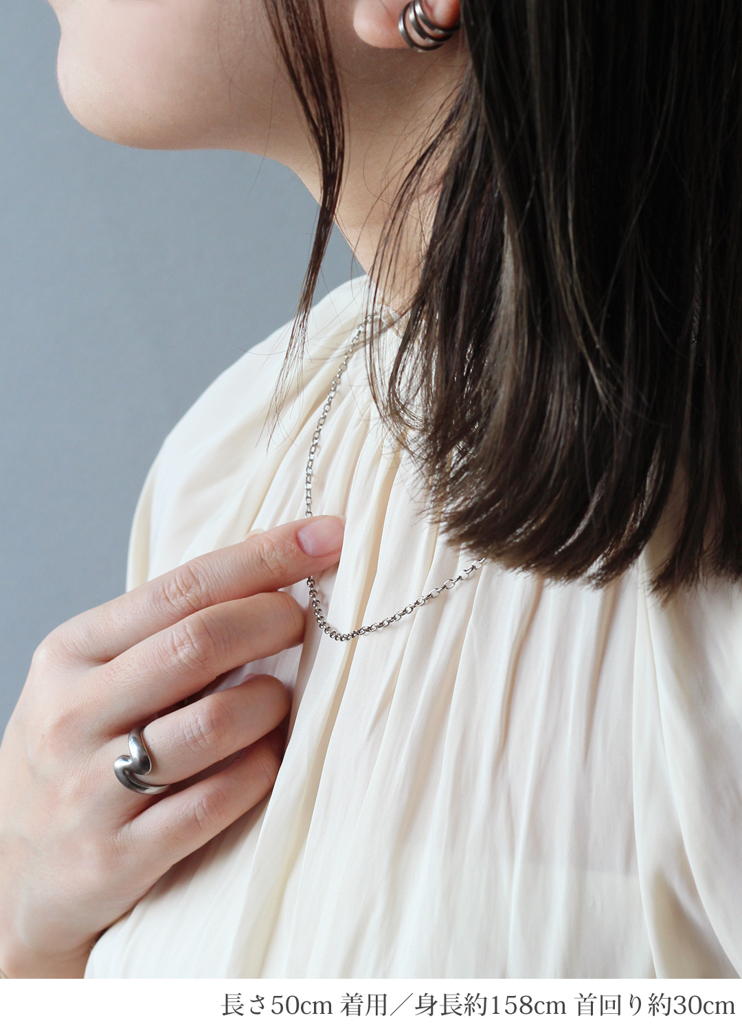 純チタン製オーバルチェーン（50cm） モデル着用イメージ（別アングル）